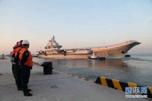 Tàu sân bay Liêu Ninh ở quân cảng Thanh Đảo, tỉnh Sơn Đông, Trung Quốc ngày 26 tháng 11 năm 2013 - trước khi lên đường xuống Biển Đông.